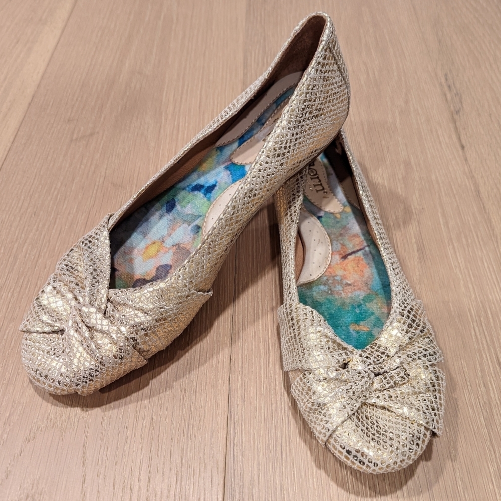 Elegant Gold Textured Women's Flats